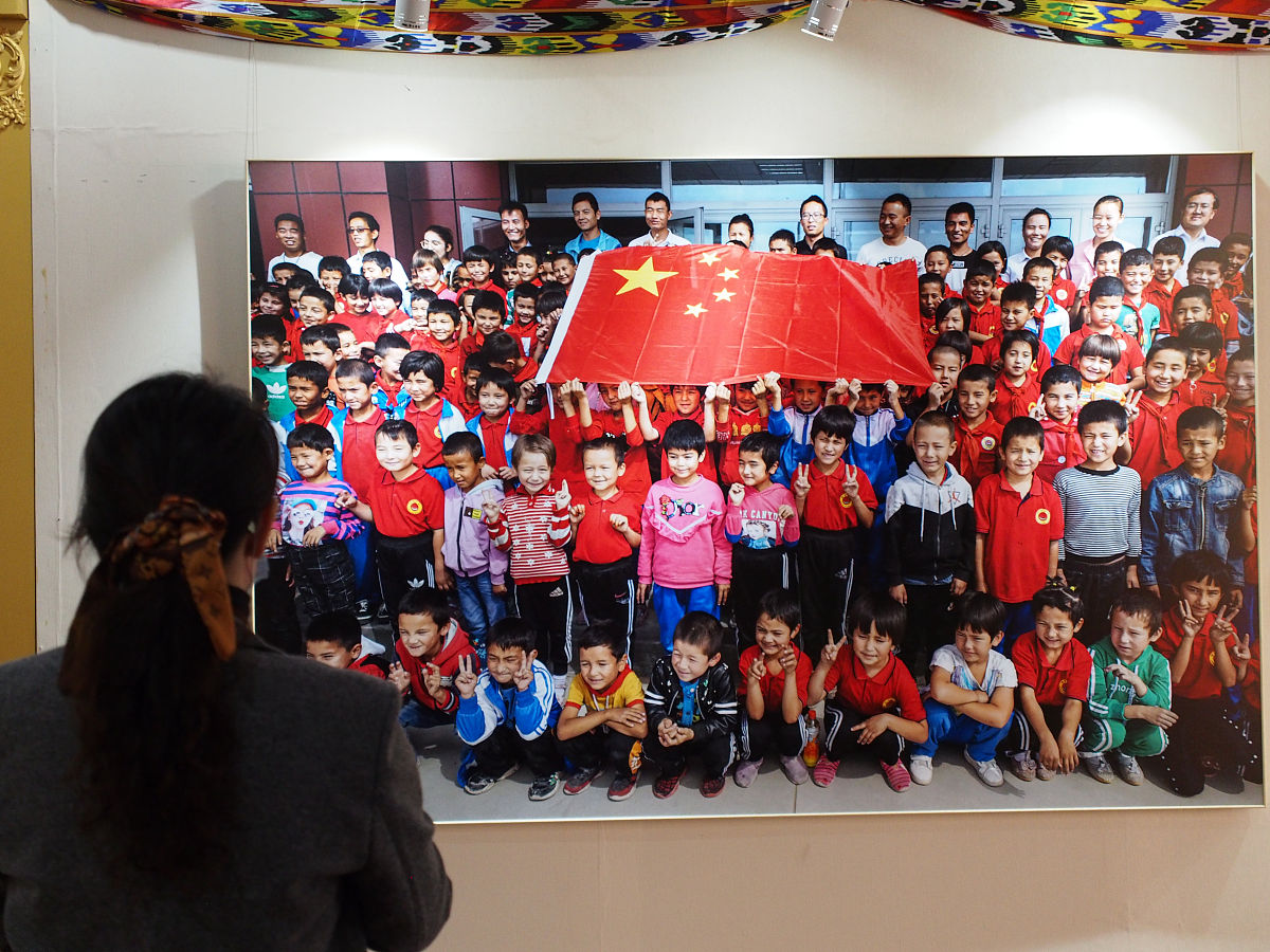 2021年3月24日,在中国文艺家之家展览馆内,观众在参观"天山放歌——新