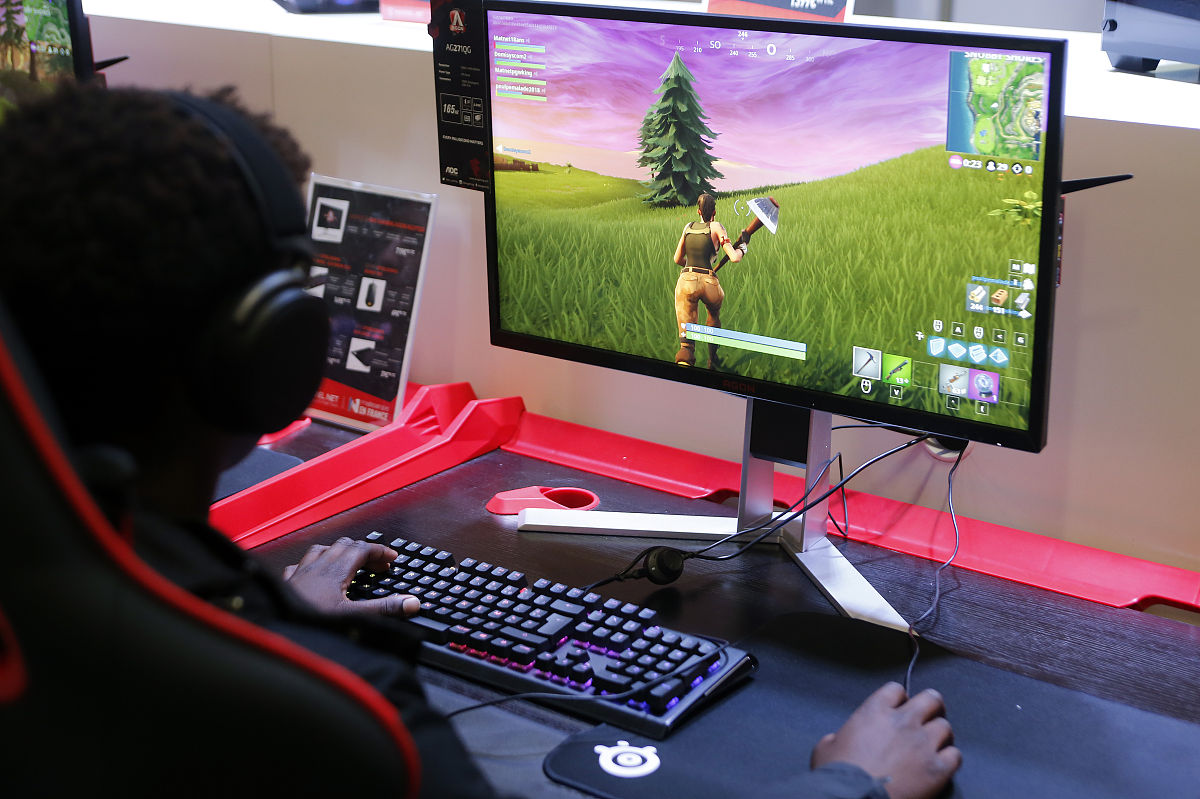 假如我现在有一台笔记本电脑还有一台主机。如果我用笔记本打开绝地求生然后用主机来控制笔记本那么如果我在游戏里开麦然后我说话的时候声音是通过主机传进去的还是笔记本