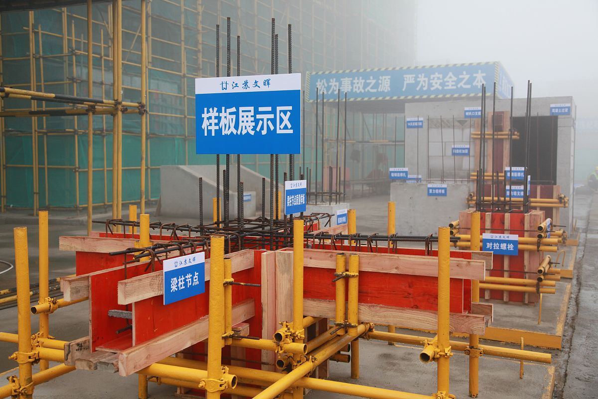 在建设工程的过程中会有多种会对项目进度产生影响的因素因此对进度进行控制的主要工作就是要及时地找到问题并采取相应的对策在项目的后期施工现场使用对策最终可以实现预定的工程进度。文章通过对建设工程建设项目的进度管理进行了归纳并对目前建设工程建设中出现的一些具体问题进行了剖析并对其进行了初步探讨。在建设项目的建设过程中必须树立以人为本的建设公司发展观念严格控制建设进度确保建设项目的品质培育一批高素质的管理