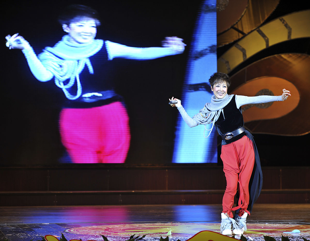 2011年1月24日,河南许昌,歌手孙悦在晚会上演唱歌曲.