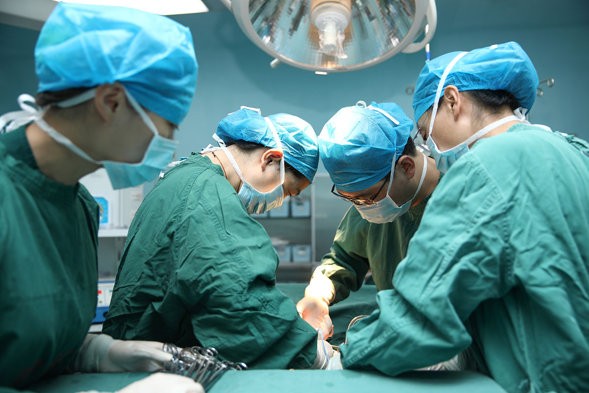 2019年9月14日,在江苏省连云港市赣榆区人民医院手术室,医护人员在为