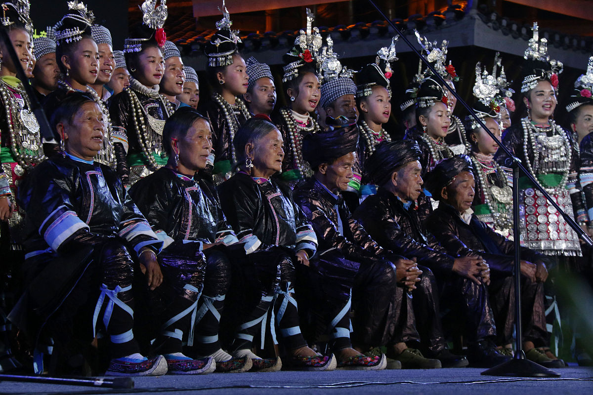 2016年10月12日,贵州黔东南,身着盛装的侗族群众在演唱侗族大歌.