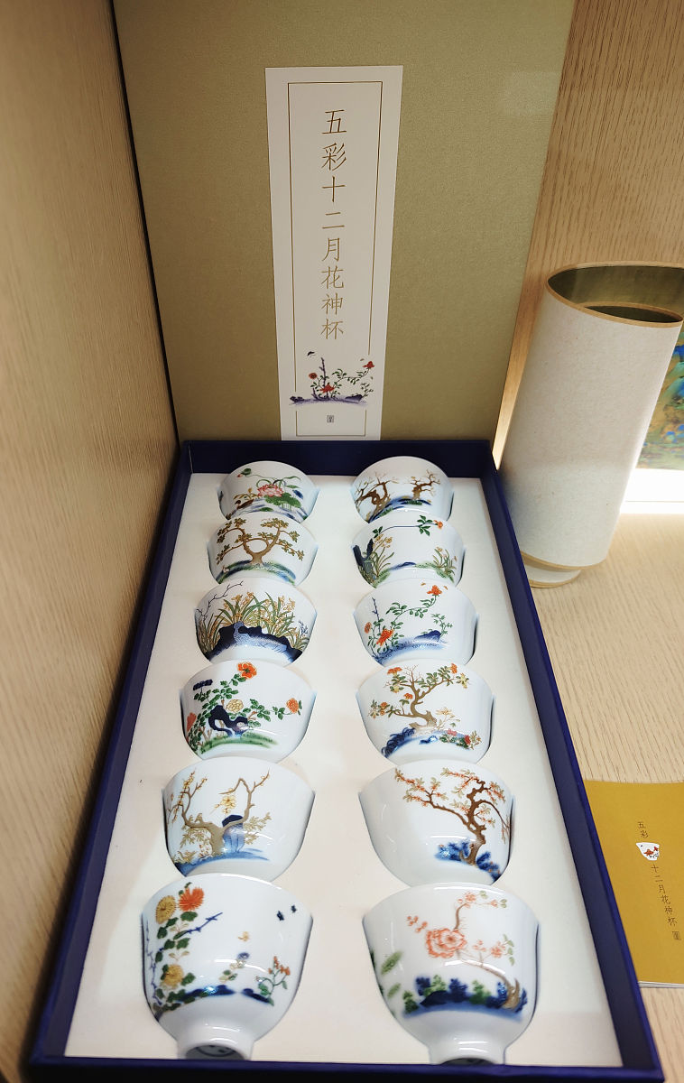 给我一些与牡丹花有关的创意灵感？文创产品或者办公用品方面的，主要是年轻人喜欢的