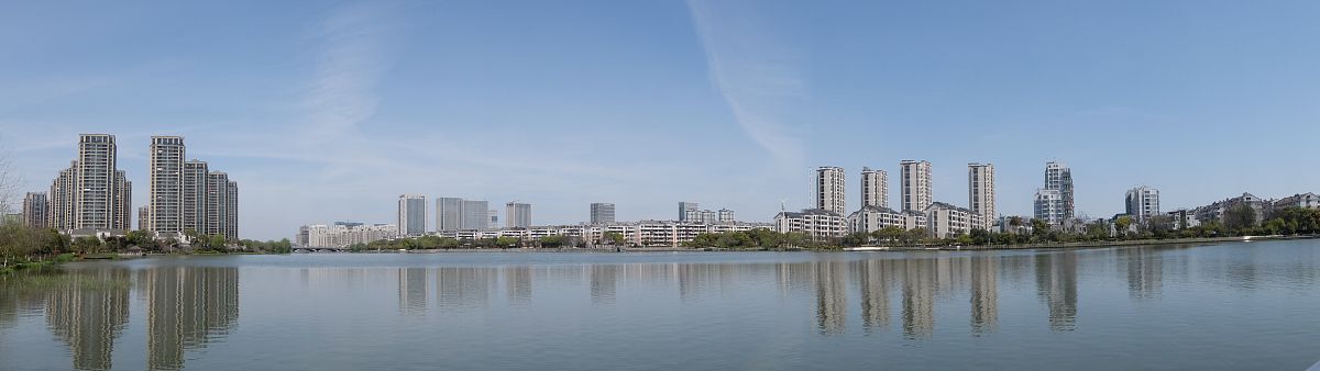 2021年3月23日,浙江绍兴,蓝天白云迎春季樱花盛开.
