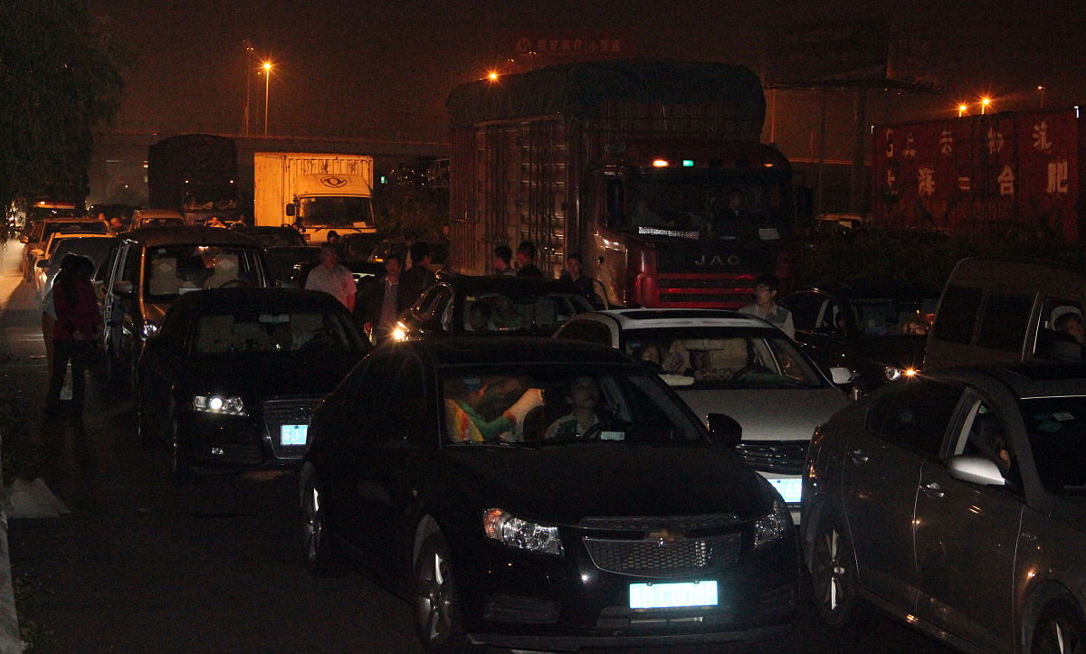 返程堵车实录：2小时路程变5小时，高速堵到没油！