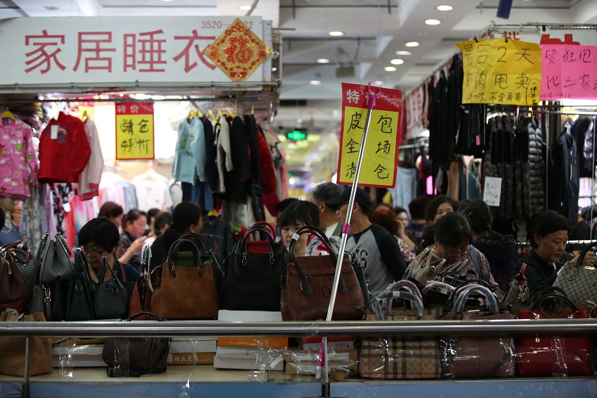 2018年<strong>9</strong>月27日,北京官园批发市场进入关门闭市倒计时,商家清仓大甩卖