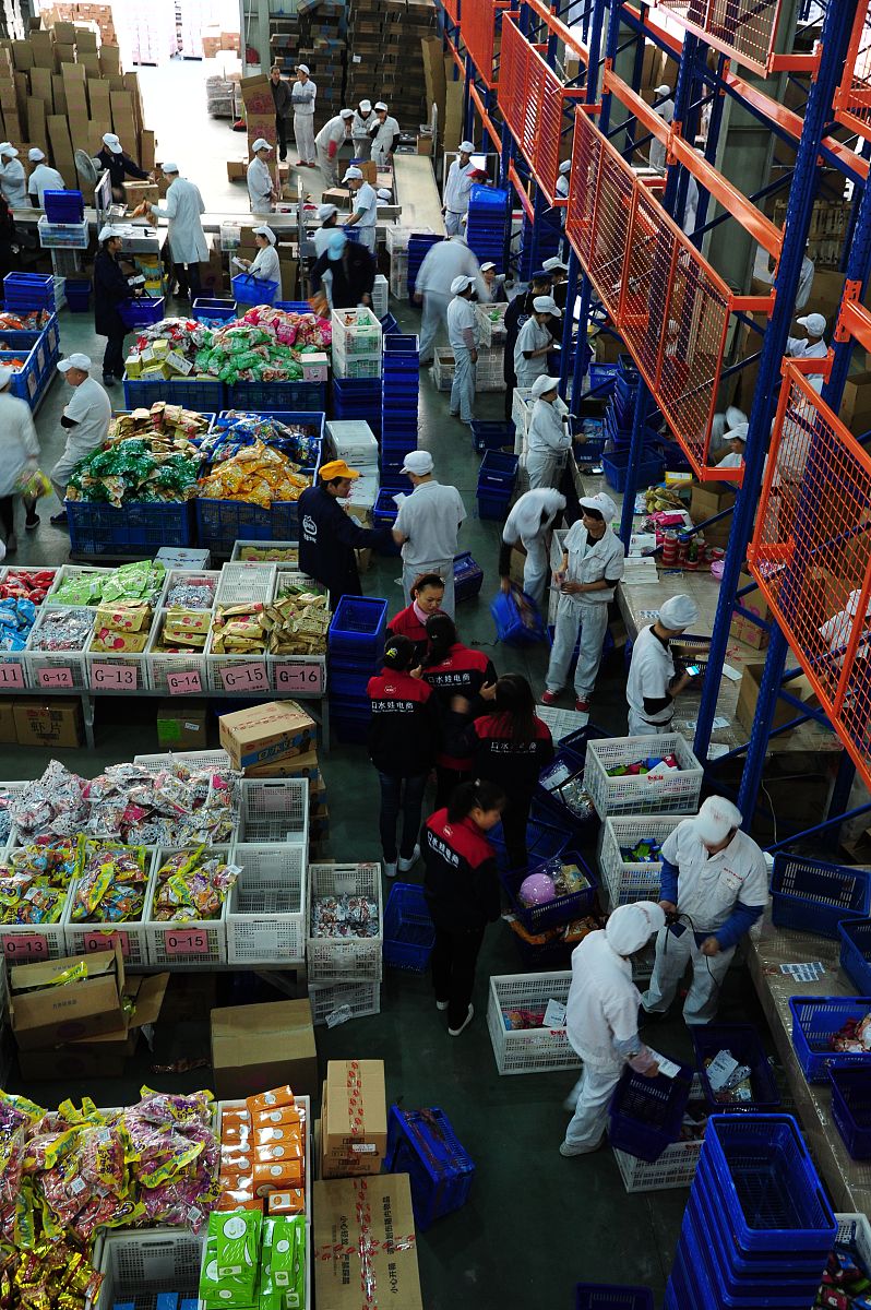 2017年11月11日清晨6时,江苏省太仓市一家休闲食品企业配送中心灯火通