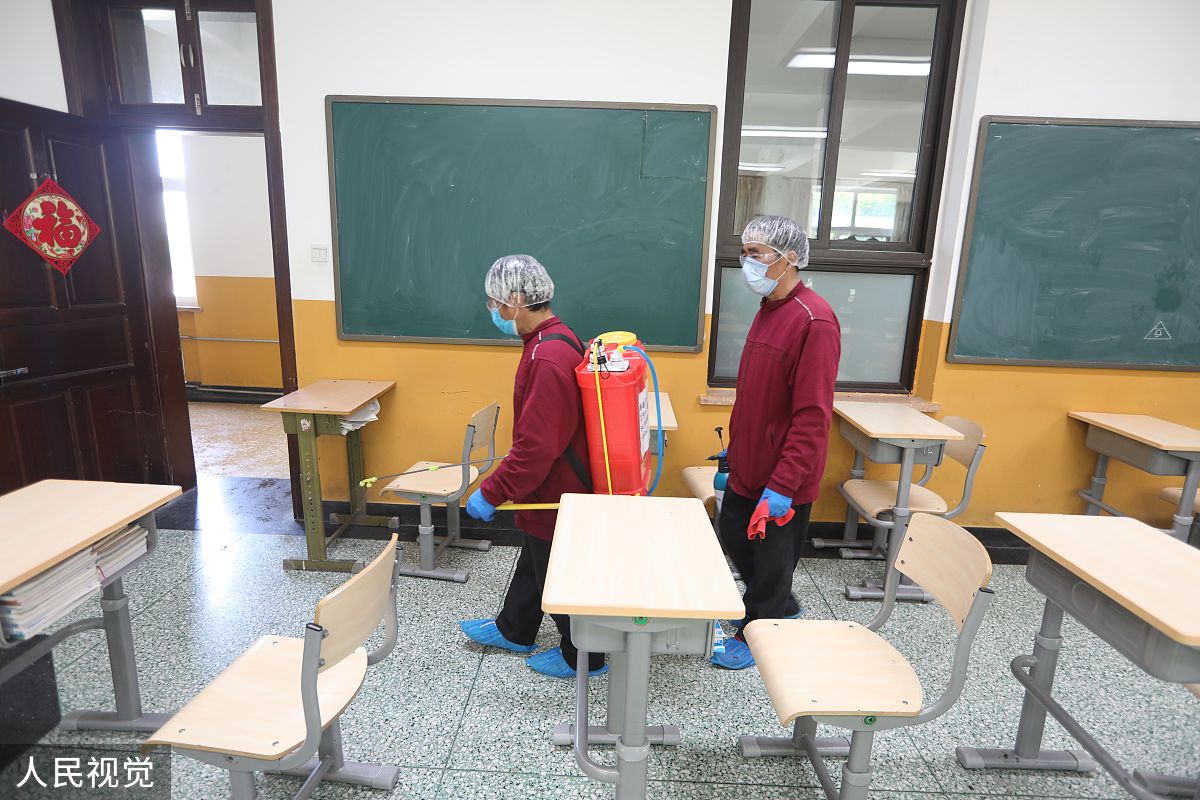 生成学校疫情报告流程，流程的第三步要上报校领导，教育局及卫健委。