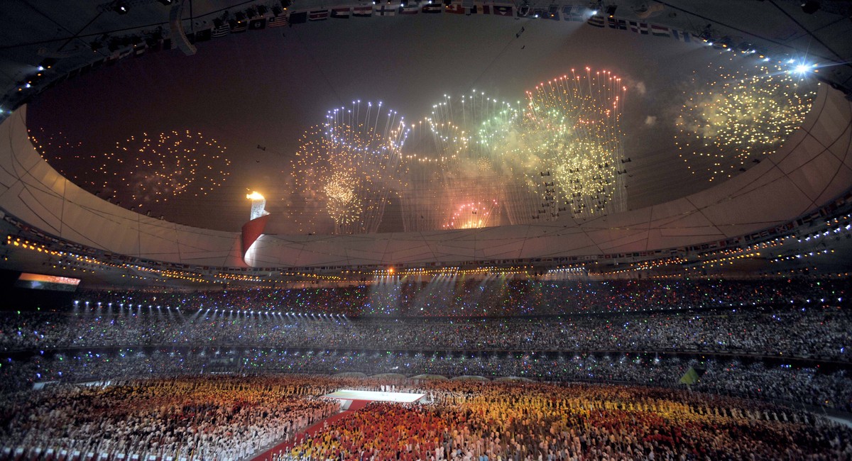 请结合张伯苓奥运三问以及中国人的体育强国梦为鸟巢写一篇不少于800字的报告文学要有文学性、抒情性