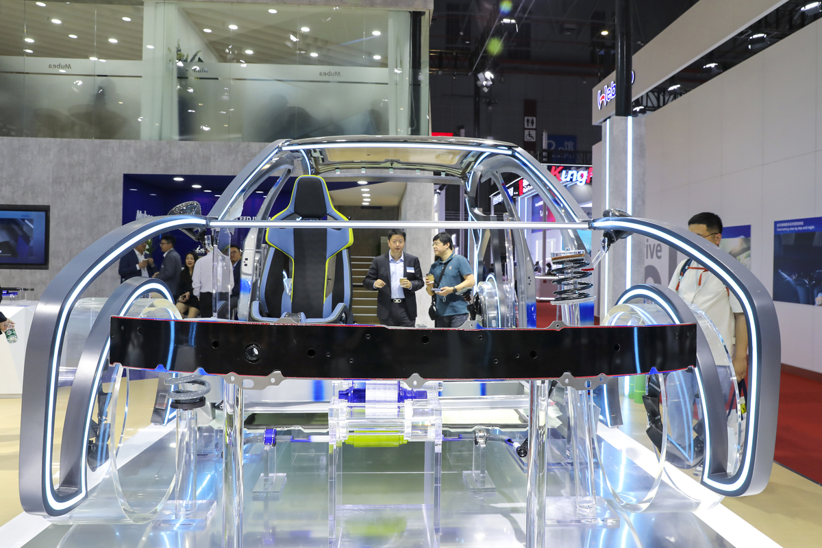 车展展台的布局和设计如何突出企业形象 1300字