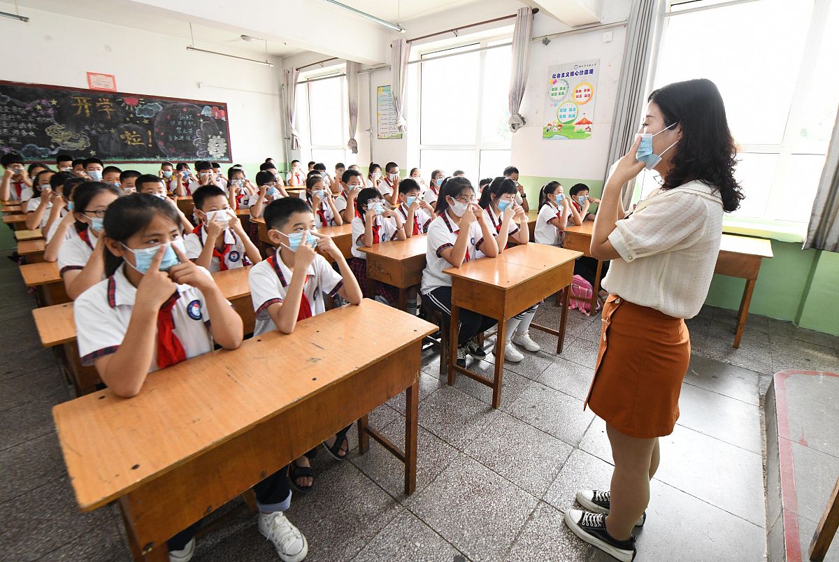 请将下面这段话改写、润色扩写和交换语序并且使用同义词替换其中的关键字词列举表格说明替换的字词。新时代强调教师是学生学习的促进者是学生学习能力的培养者是学生人生路上的引路人所以在安全教育的实践中教师要会转变身份引导学生自我调整自我选择自觉的去形成安全意识。