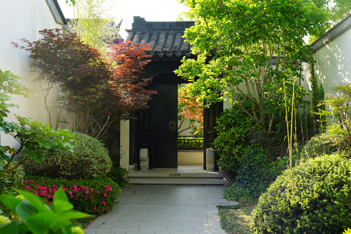 华山中海臻园小院量尺测量中创高花园景观专业庭院 露台 设计 施工 配套软装户外家具一站式服务为你量身定制打造舒适感强的院落的文案