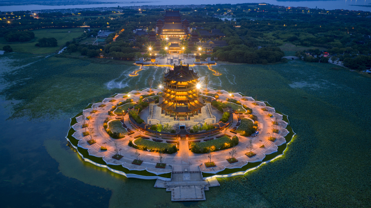 English Introduction of Wuhan Attractionsduality ；sense ；cohesion ；allophone ； gender difference； langue and parole ；assimilation linguistic； determismBordering on the Yangtze River and crouching on