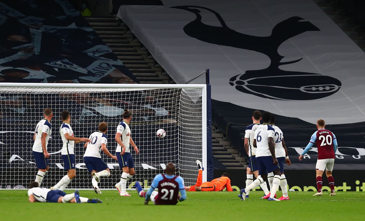 tottenham conceede a third goal during the english premier leagu