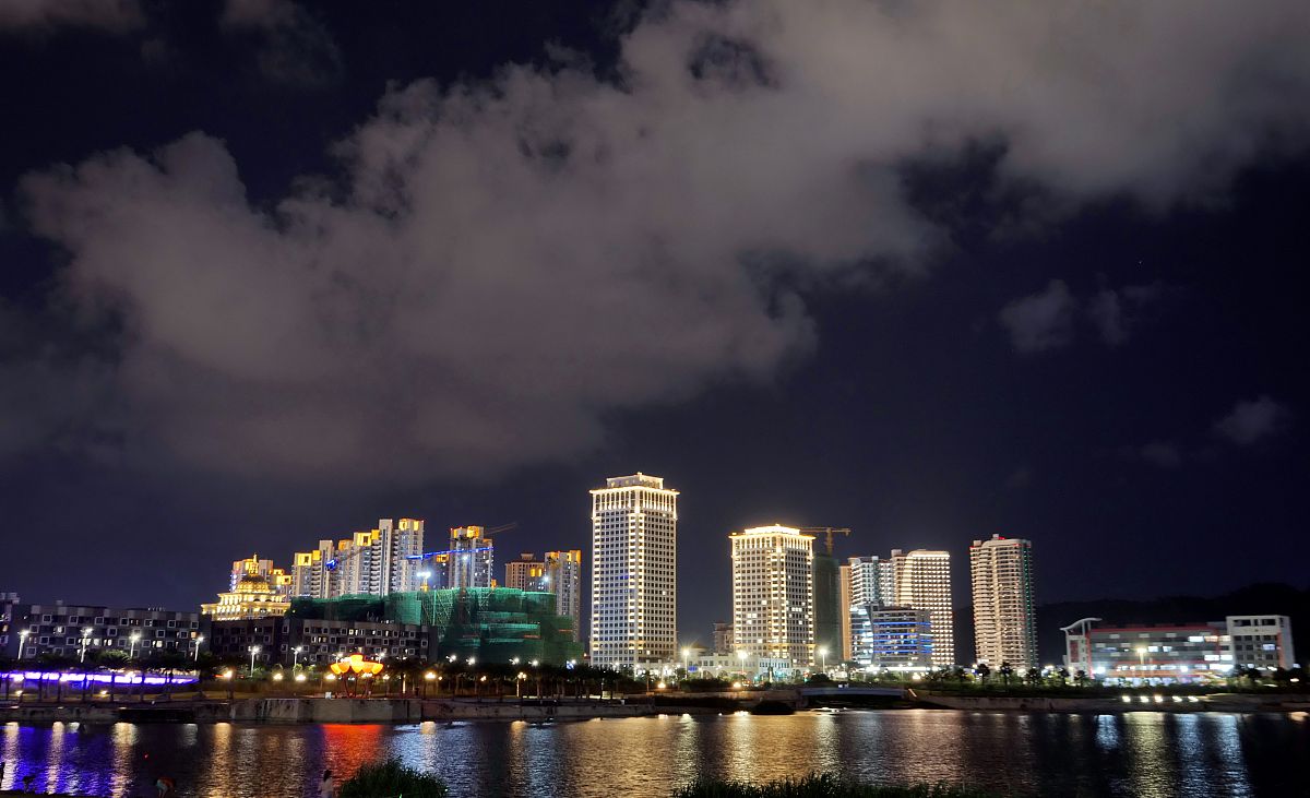 2021年9月18日,广东珠海,横琴濠江两侧夜景.