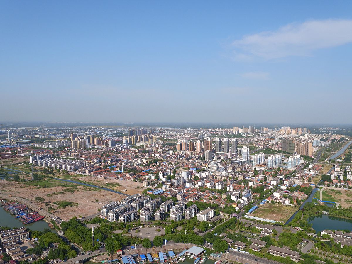 2020年5月19日,江苏淮安,洪泽湖迎来初夏"水晶天",船舶,湖水,港湾在蓝