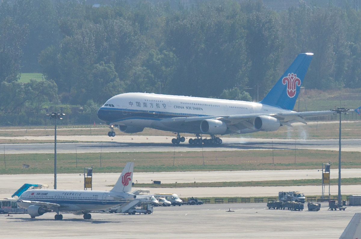 2011年10月15日,南航首架世界最大的客机——空客a380飞抵北京首都国