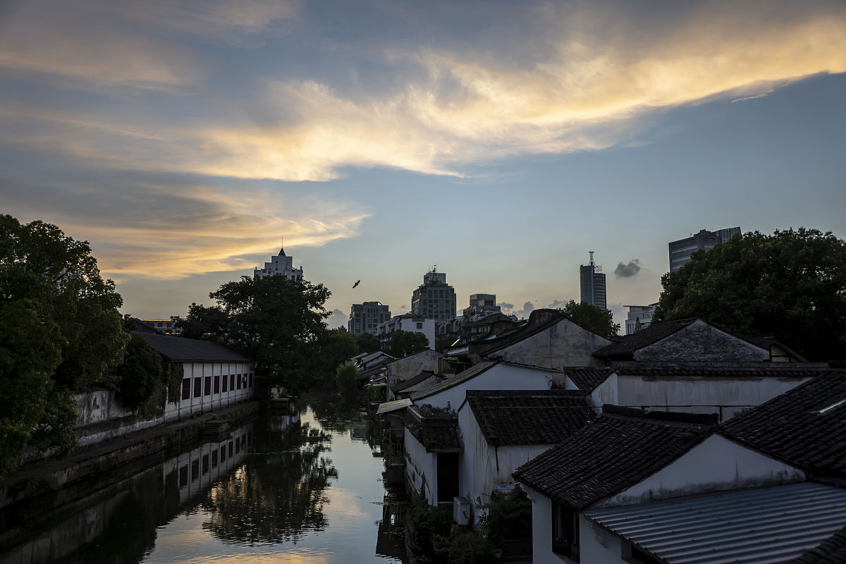 2021年8月6日,浙江绍兴,傍晚彩霞出现在天边.
