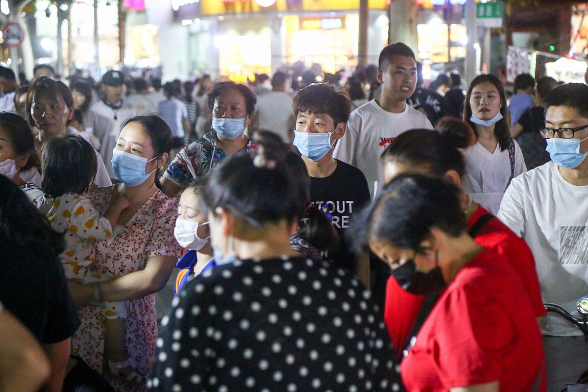 2020年6月1日,郑州健康路夜市复市,前来逛街的市民熙来攘往,而商户则