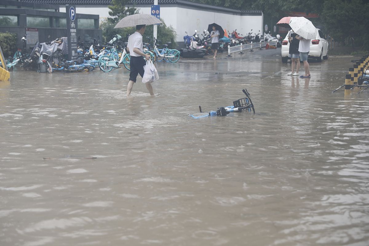 帮我通顺下面的语句：2022720 郑州特大暴雨持续叠加引发了西部山区山洪、泥石流等较为严重的次生灾害4因灾死亡失踪多达380人。