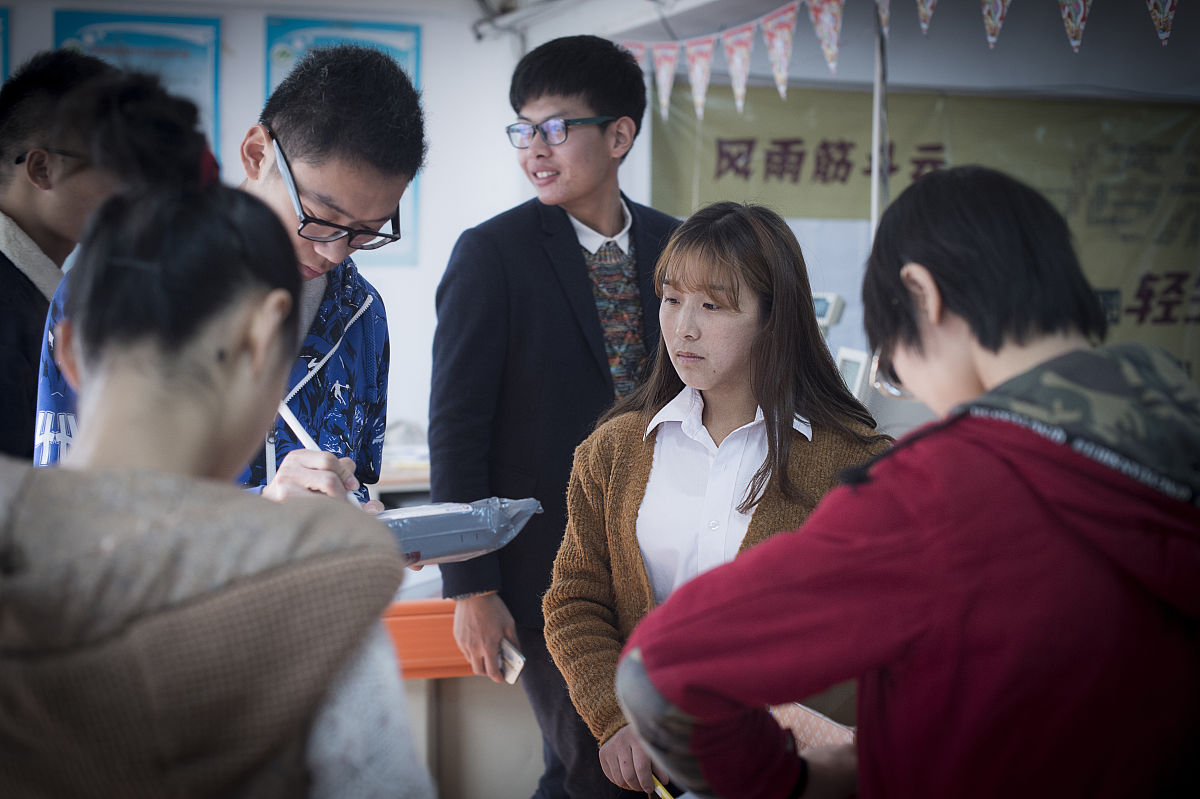如果你是家长即将升入9年级请续写 9年级的学长即将迈出初中的校门迎接人生中的第一次挑战开启新的人生篇章。这次为毕业班同学送行……