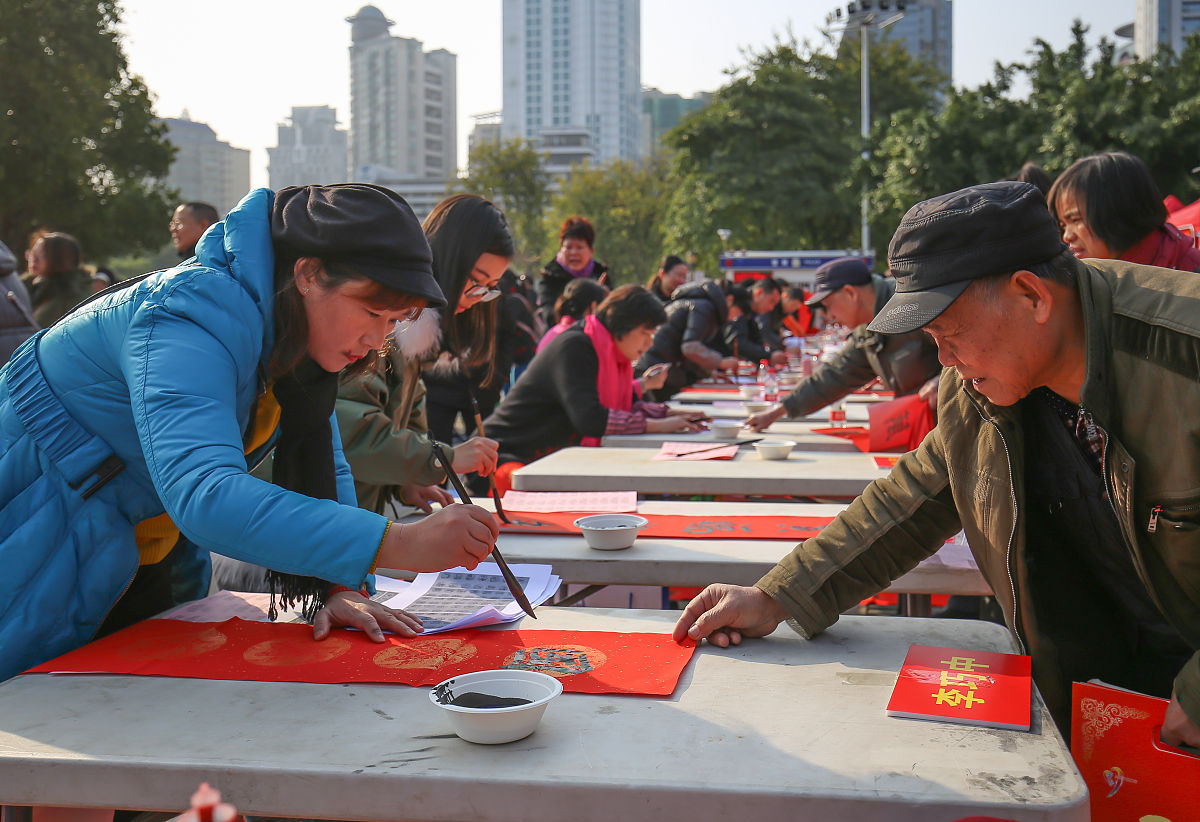 2018年2月3日,广西柳州,书法家为市民书写春联.