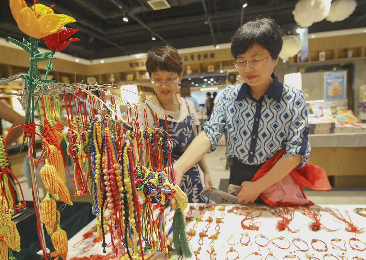 重庆梁平职业教育中心民族工艺品制作专业课程内容：历史、设计、制作、市场营销等