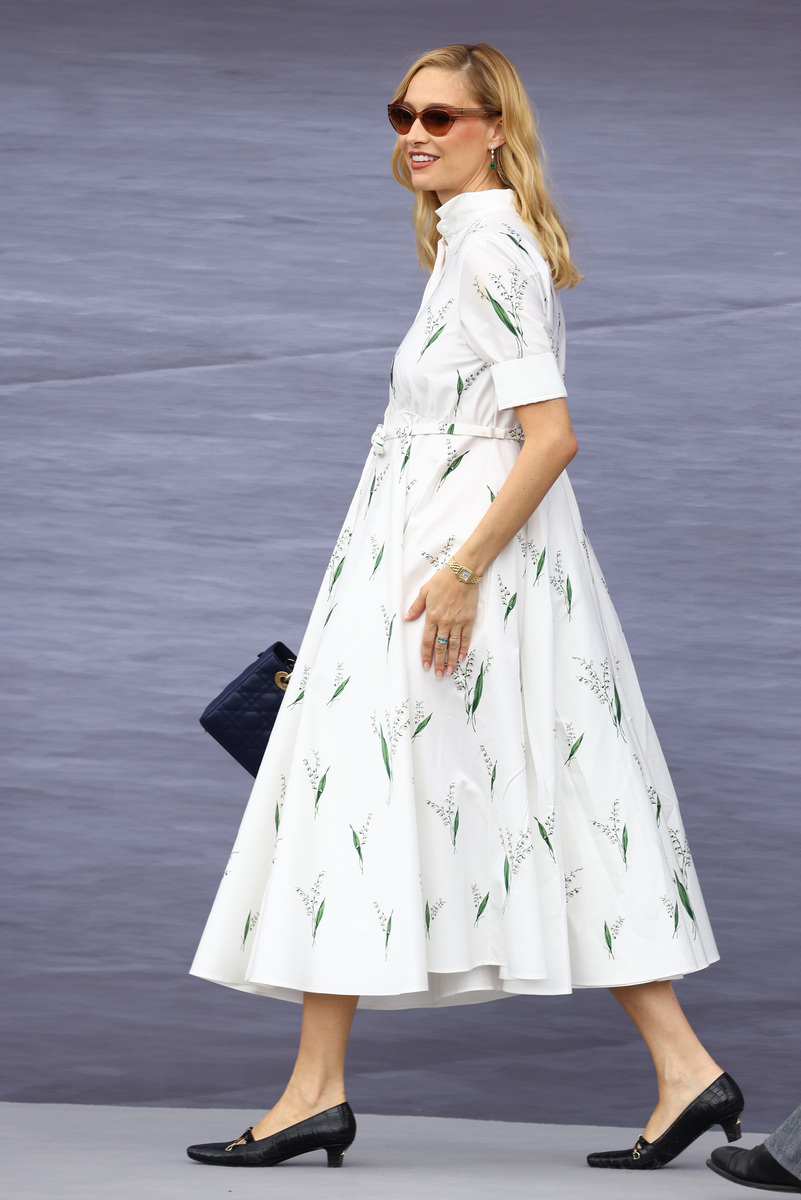 帮我以法式白色长袖连衣裙秋季2023新款高级感气质小个子显瘦写一篇小红书笔记 简短一点50字