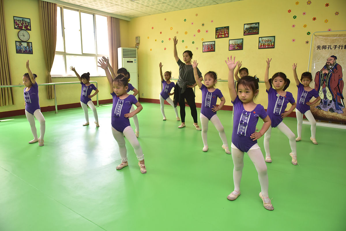 儿童舞蹈课堂精彩瞬间：学习第一段，优美动人！