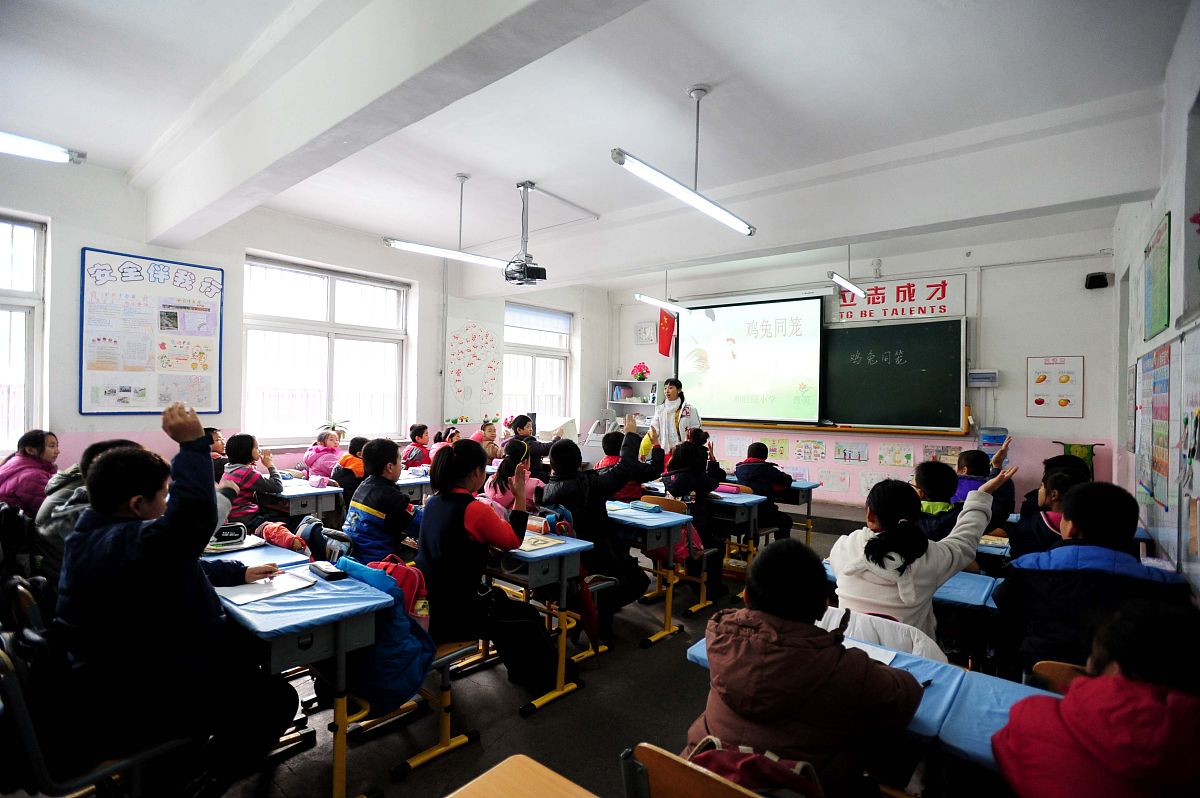 写一篇四川农村中小学信息技术教师发展现状问题分析应对策略的调研论文