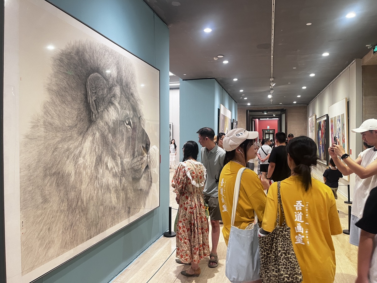 【题目要求】假定你是李华暑假在伦敦学习得知当地美术馆要举办中国画展。请写一封信申请做志愿者内容包括：1．写信目的：2．个人优势：3．能做的事情。注意：1．词数100左右；2．可以适当增加细节以使行文连贯；