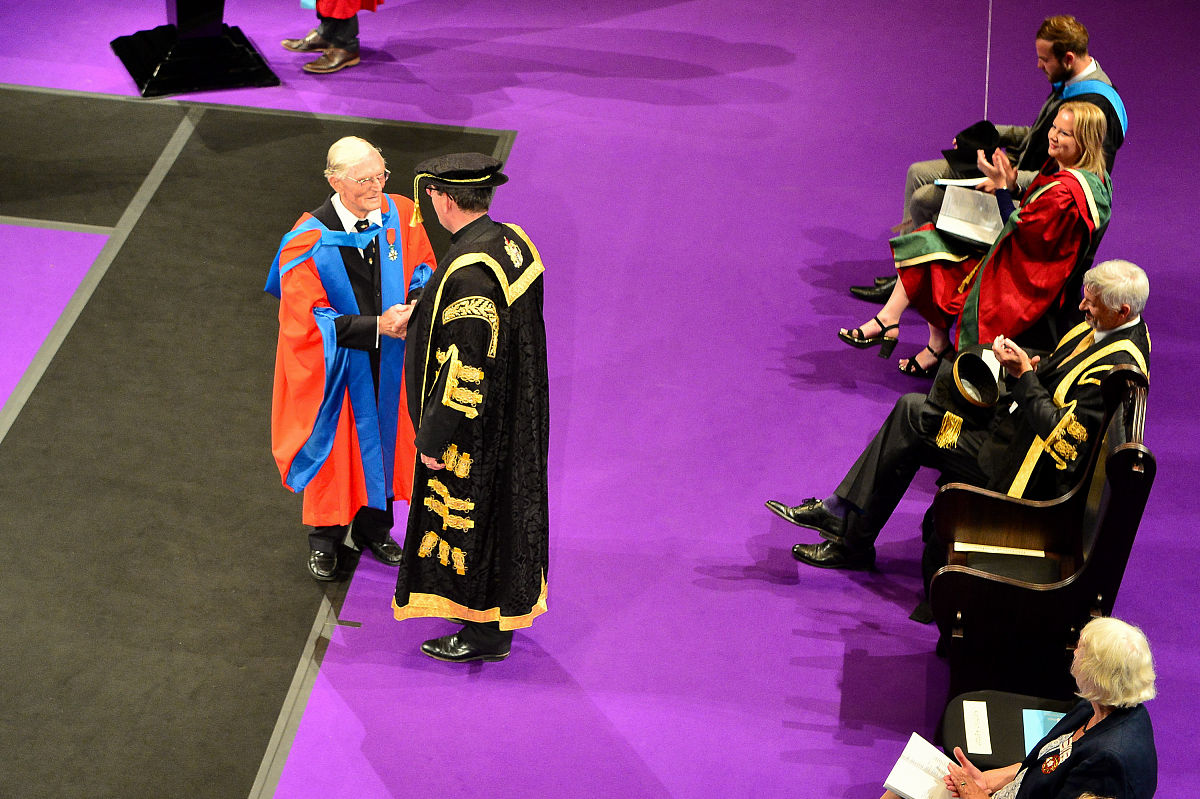 模仿下面文章写一段致谢 时光飞速四年的大学生活即将画上一个不舍的句号大学的四年在我的人生中留在下华丽而又浓重的一笔也是人生中最重要的时期时间虽短但弥足珍贵。在这里我收获的不仅仅是知识更重要的是结识了许多的老师同学朋友。他们在各方面都给予我很大的帮助。	首先要感谢王玉华教授我的毕业设计指导老师王玉华老师对我别用设计以及论文完成进行了全面而细致的指导从毕业设计的选题、拟定提纲、研究工作的展开一直到论文