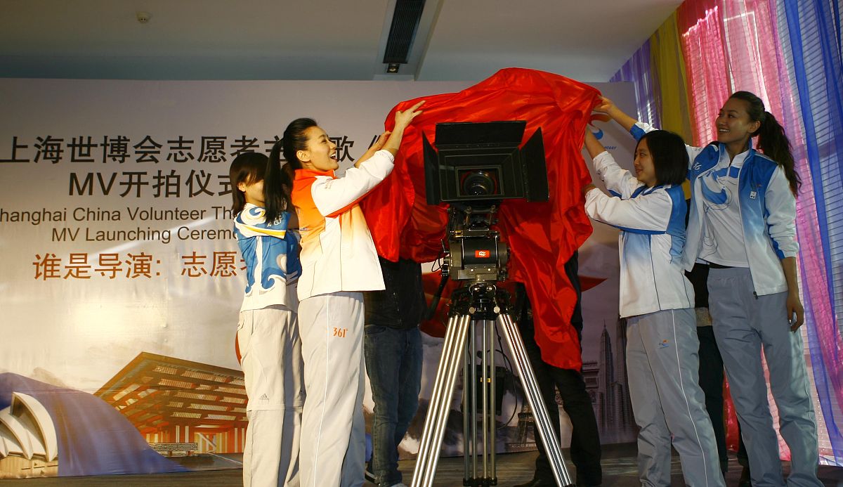 2010年3月16日,北京,中国2010年上海世博会志愿者主题歌《世界》mv开