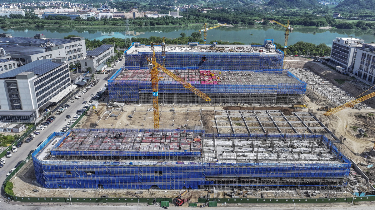 你是中建三局科创产业发展有限公司标准化厂房二期项目的业主项目即将完工之际写一封500字的表扬信给标准化厂房二期项目部全体员工重点表扬项目部全体员工的不懈努力和辛勤付出