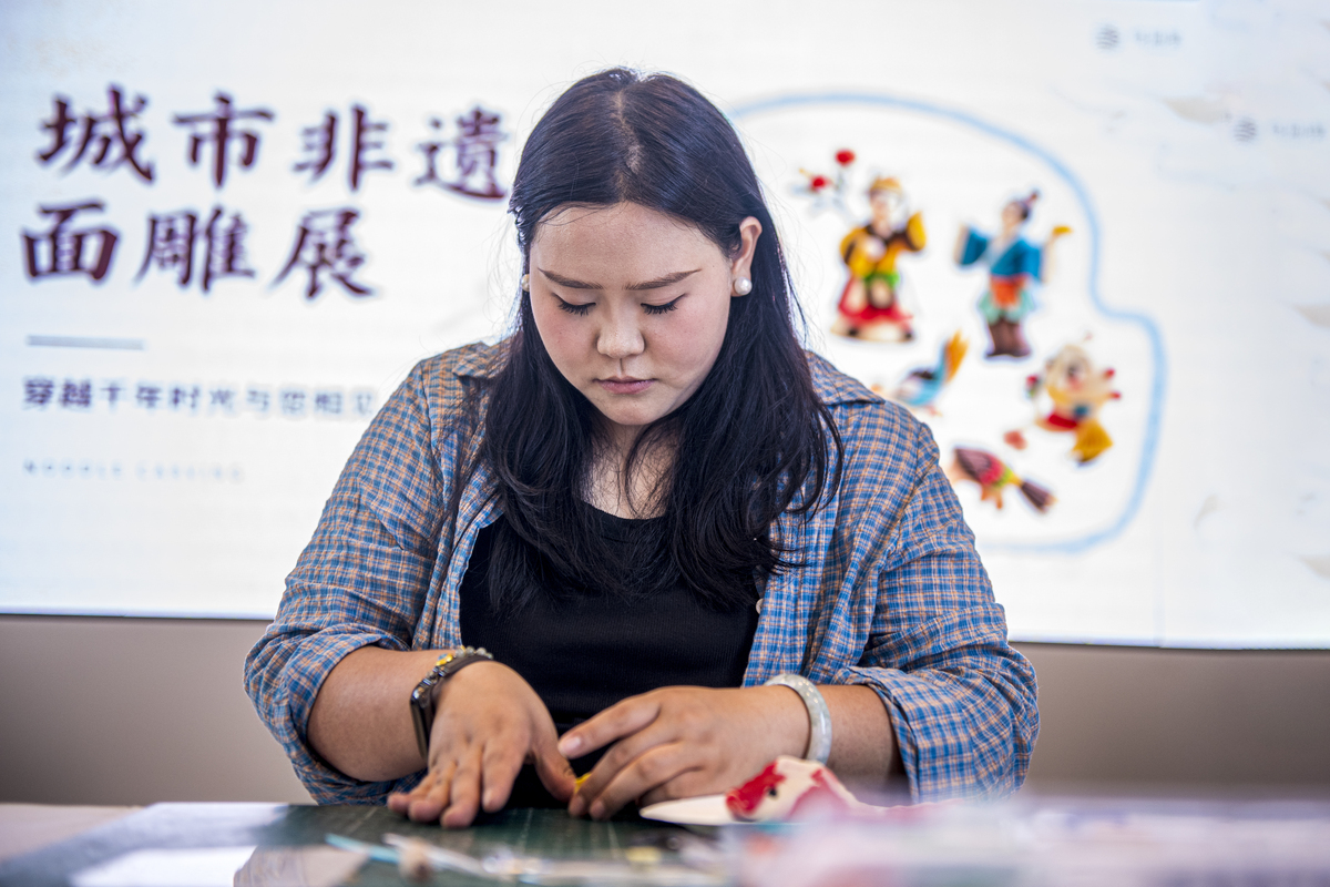 拓展 500字。针对于社会接受度和文化保护的平衡问题非遗传承人应始终坚持传承精神、核心价值。非遗在形成和发展过程中其技艺、制作工具等并非一成不变非遗传承的其重点在于对其精神的延续因此在引入新技术和工具时需要确保其符合非遗传承的核心价值即传承和保护传统技艺和文化。为此可以建立一套评估机制对新技术和工具进行审查和评估确保其能够有效地帮助非遗传承人传承和保护非遗。此外在应用新技术和工具时需要注意其并非是