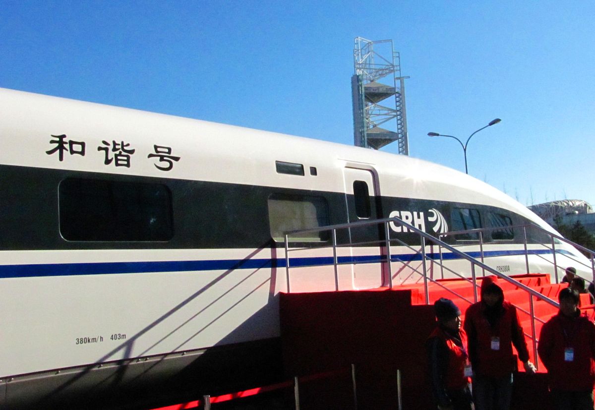 2010年12月6日,一列时速380公里/每小时"和谐号"列车"驶进"北京奥体公