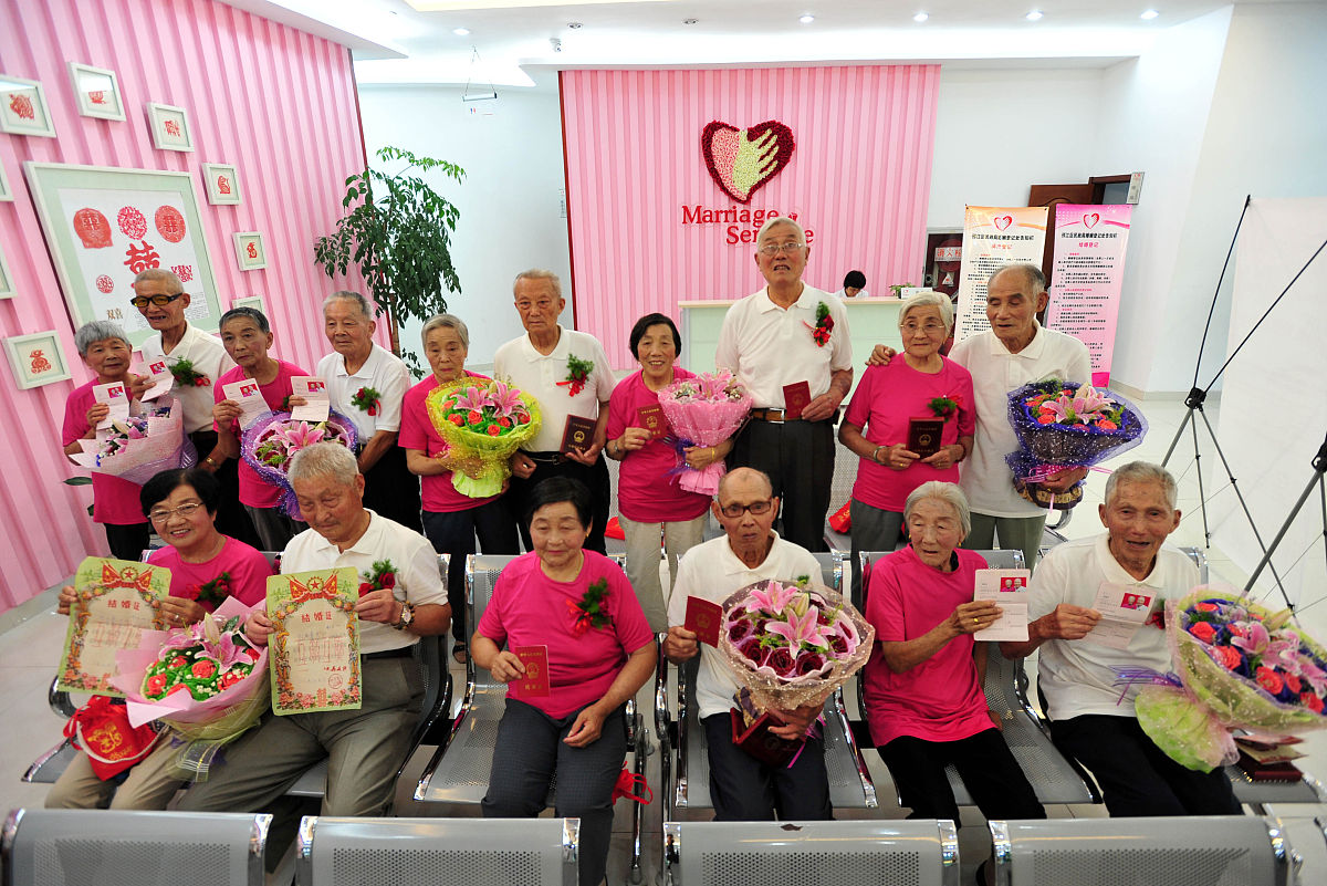 请帮我以康乐团队带了一些水果慰问老人写一篇更加适合的 新闻稿