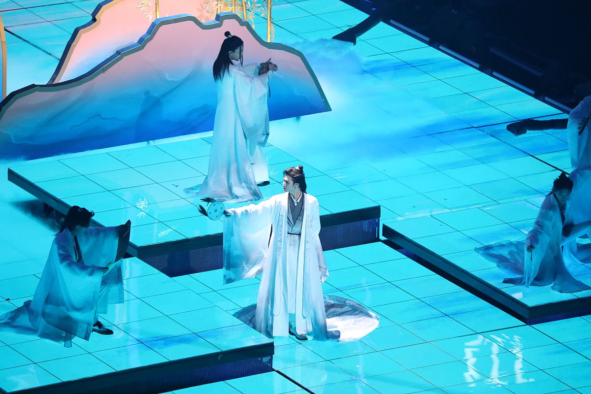 关于最近的古装仙侠剧长月烬明请写一篇200字以类的剧评。