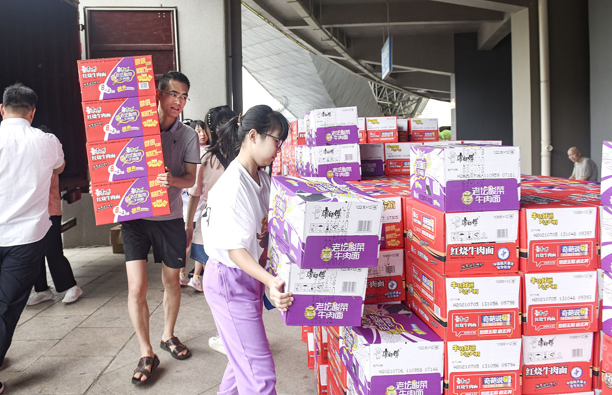 公司本来有一批牛奶要捐赠但是对方现在不能接收牛奶快过期了想申请给员工试饮要领导批准该如何写组织好语言要求不要使用白话