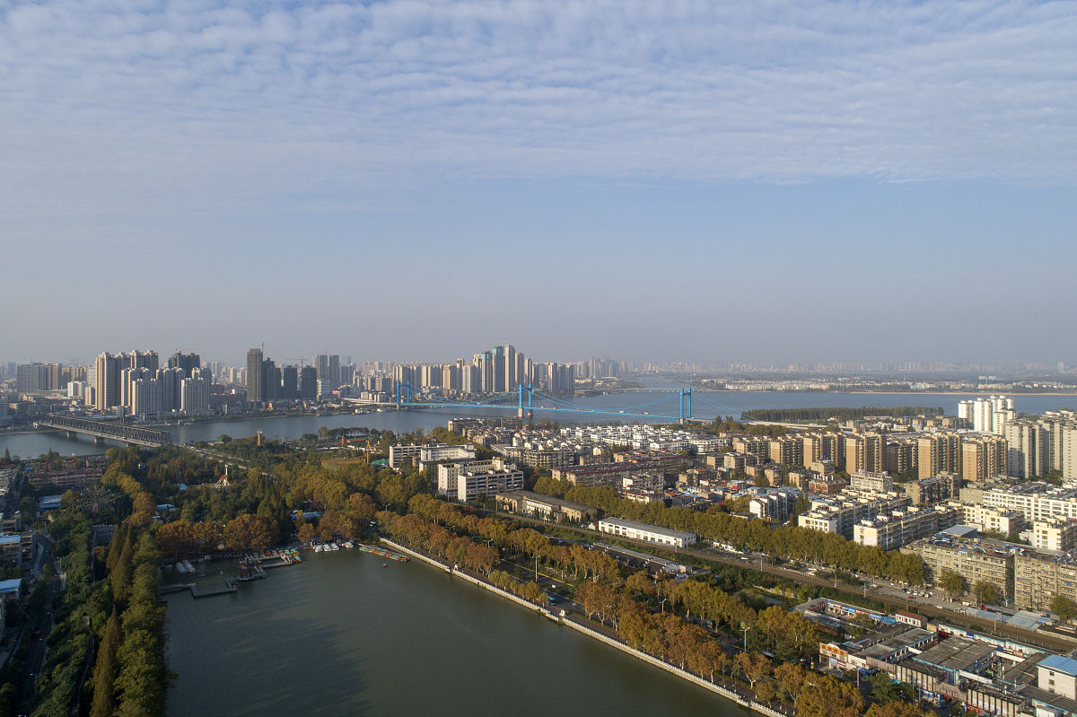 2020年11月4日,湖北省襄阳市,航拍襄阳古城城市风光.