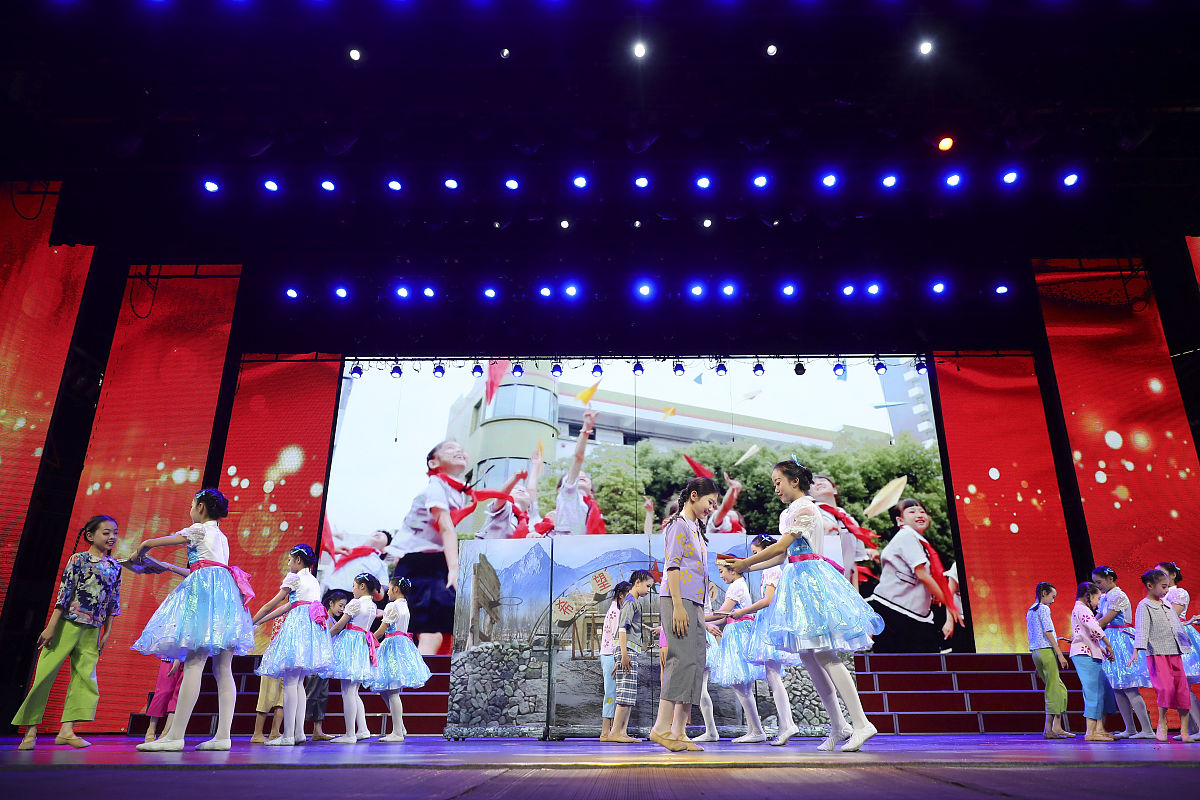 精彩表演穿插其中：选手演讲每5人次一场