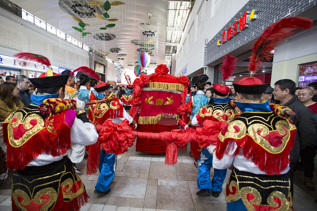2019年2月14日,吉林一家商场举办了满族婚礼秀,吸引了众多市民围观.