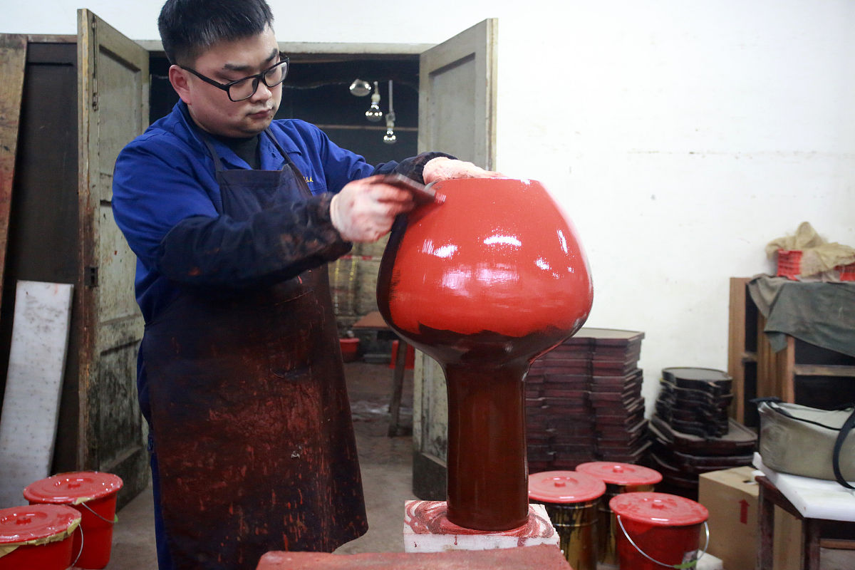 2021年1月21日,江苏扬州,工人在制作漆器制品.