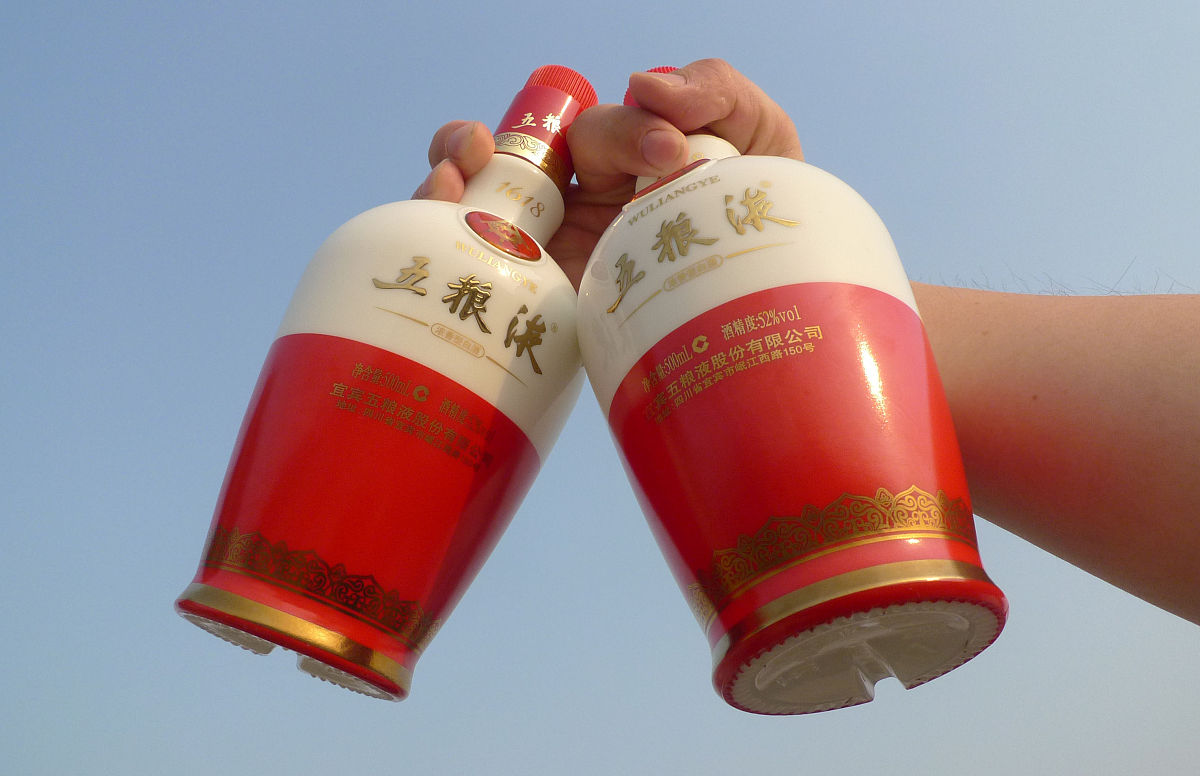 五粮液尊耀酒的营销文案、5年老酒、性价比之王、五粮液酿酒工艺选用30年基酒调制