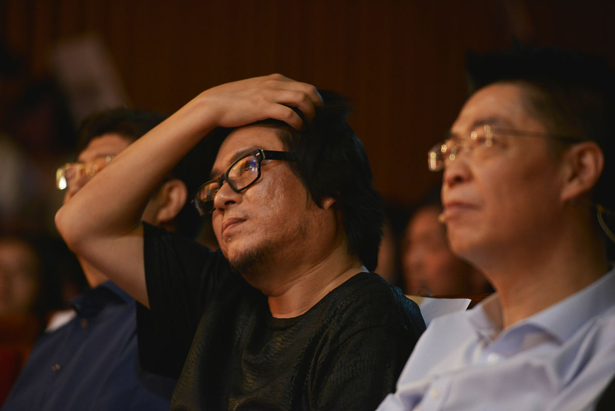 1 1等于2关于宿舍征文的诗歌宿舍征文宿舍里是我们的家每个角落都有温暖的气息我们共同生活共同成长这里是我们的乐园。床上书声笔下流光寂静的夜晚思绪纷飞共同分享快乐与悲伤这里是我们的精神家园。每个人都有自己的故事每个房间都有自己的色彩我们用心经营用爱维护这里是我们的团结堡垒。宿舍征文是我们的主题用诗歌歌颂用文字传承我们的宿舍是我们的家这里有我们的青春岁月。寝室征文的诗歌寝室征文是我