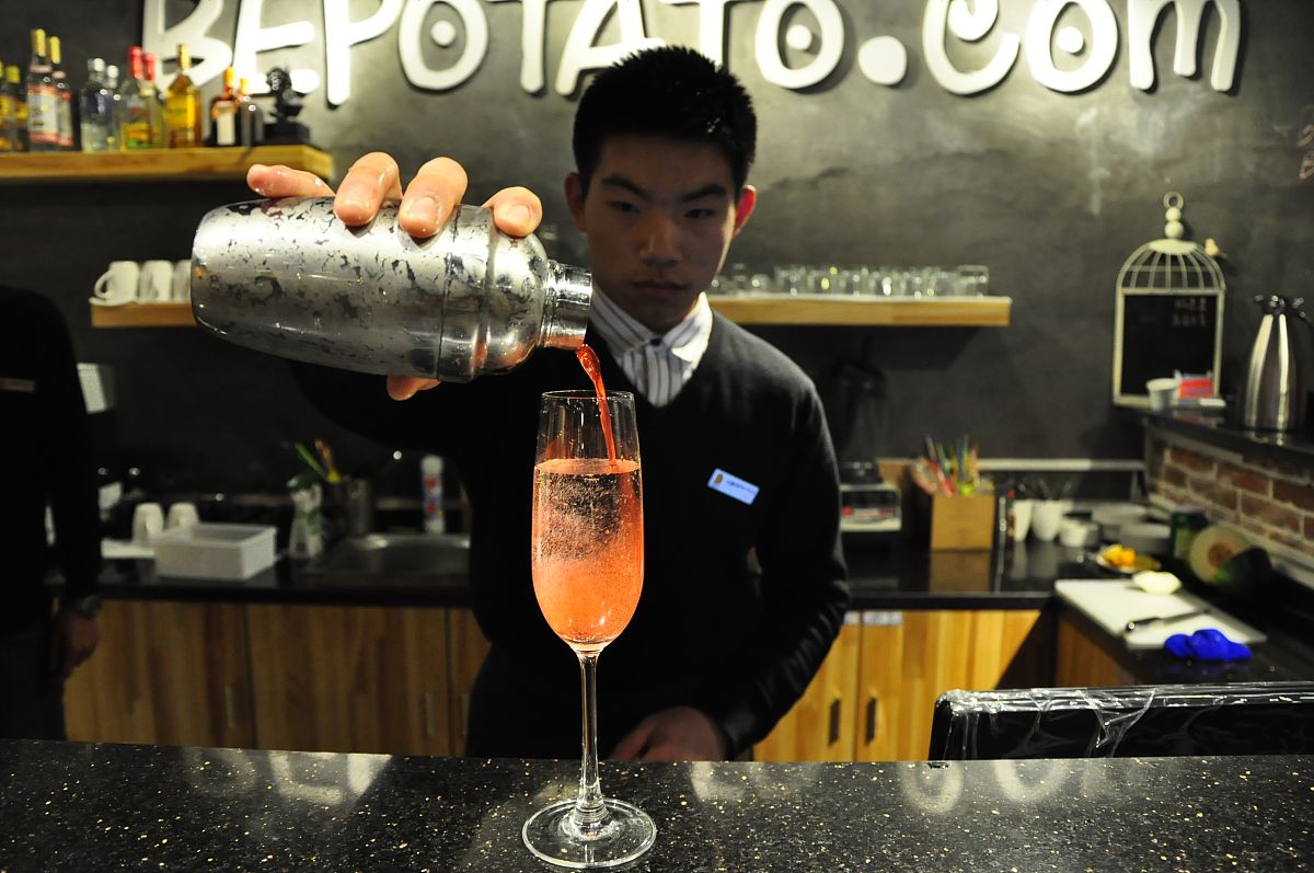 四川调酒技术专业学校推荐：从入门到精通