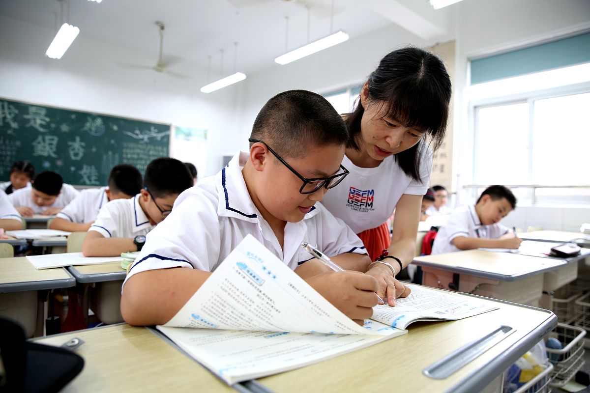 四千字的教育机构老师的实习报告