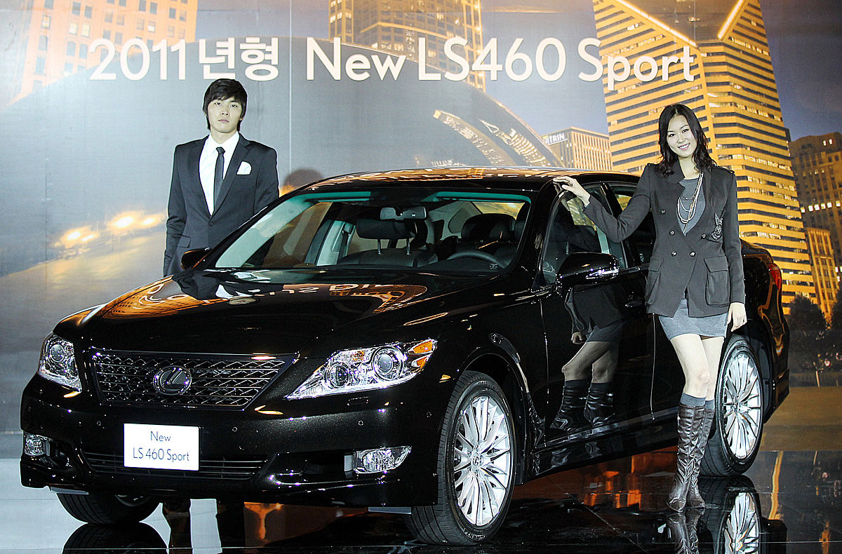 2010年10月11日,丰田在首尔发布2011新款雷克萨斯ls460运动<strong>汽车</strong>.