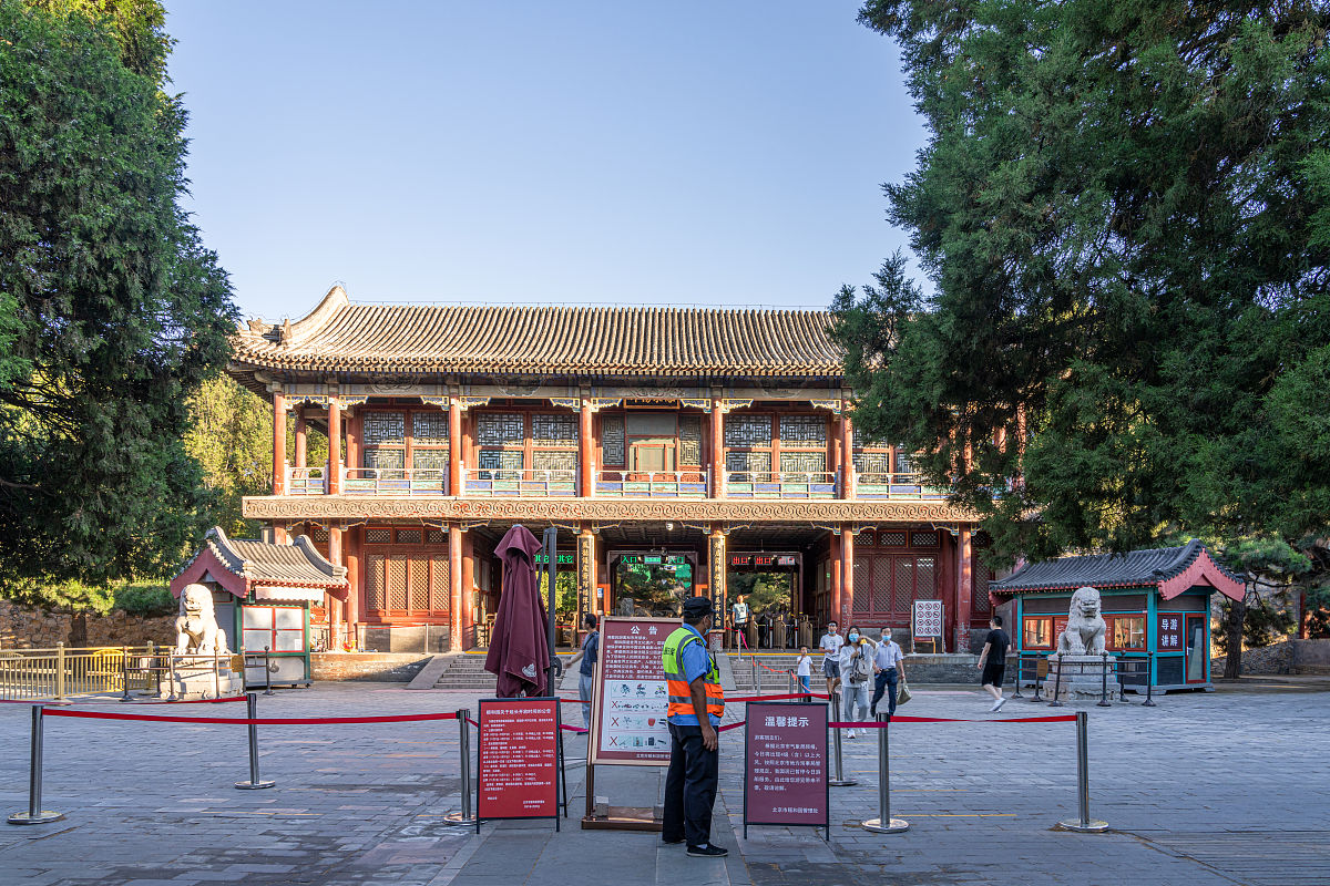 逻辑推理题：选择与例句逻辑关系相同的一组