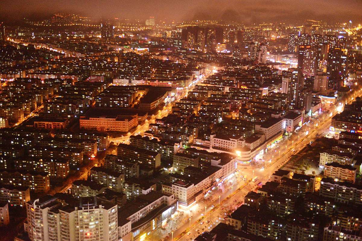 2014年4月16日,山东青岛开发区56层楼高空拍摄的夜景.